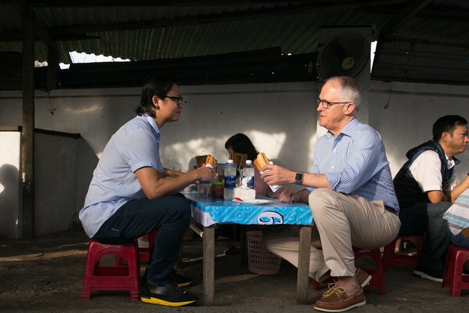 Thủ tướng Úc Malcolm Turnbull (phải) thưởng thức bánh mỳ tại Đà Nẵng
