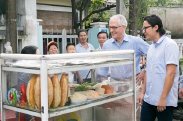 Thủ tướng Úc thưởng thức bánh mì vỉa hè Đà Nẵng