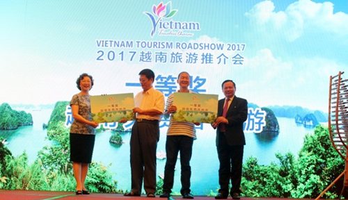 Tổng cục trưởng Tổng cục Du lịch Việt Nam Nguyễn Văn Tuấn và Cục trưởng Cục Du lịch Hạ Môn, Dương Kỳ trao giải thưởng cho các đại biểu rút thăm may mắn tại Chương trình