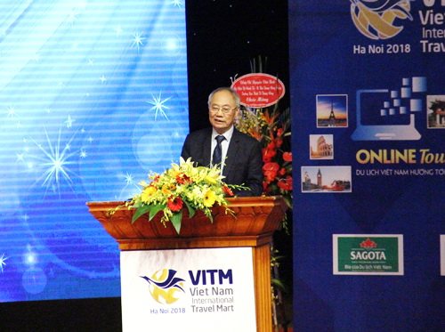 Phó Chủ tịch Thường trực Hiệp hội Du lịch Việt Nam Vũ Thế Bình báo cáo công tác năm 2017 và triển khai nhiệm vụ năm 2018