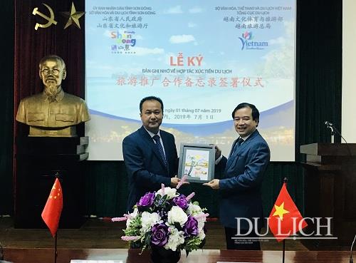 Phó Tổng cục trưởng TCDL Hà Văn Siêu tặng quà lưu niệm Phó Giám đốc Sở Văn hoá - Du lịch Sơn Đông Trương Minh Trì