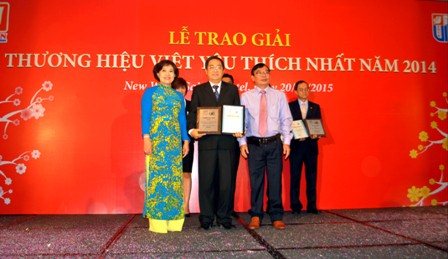 Ông Đặng Trung Nghĩa, Phó Tổng Giám đốc Fiditour vinh dự nhận giải thưởng