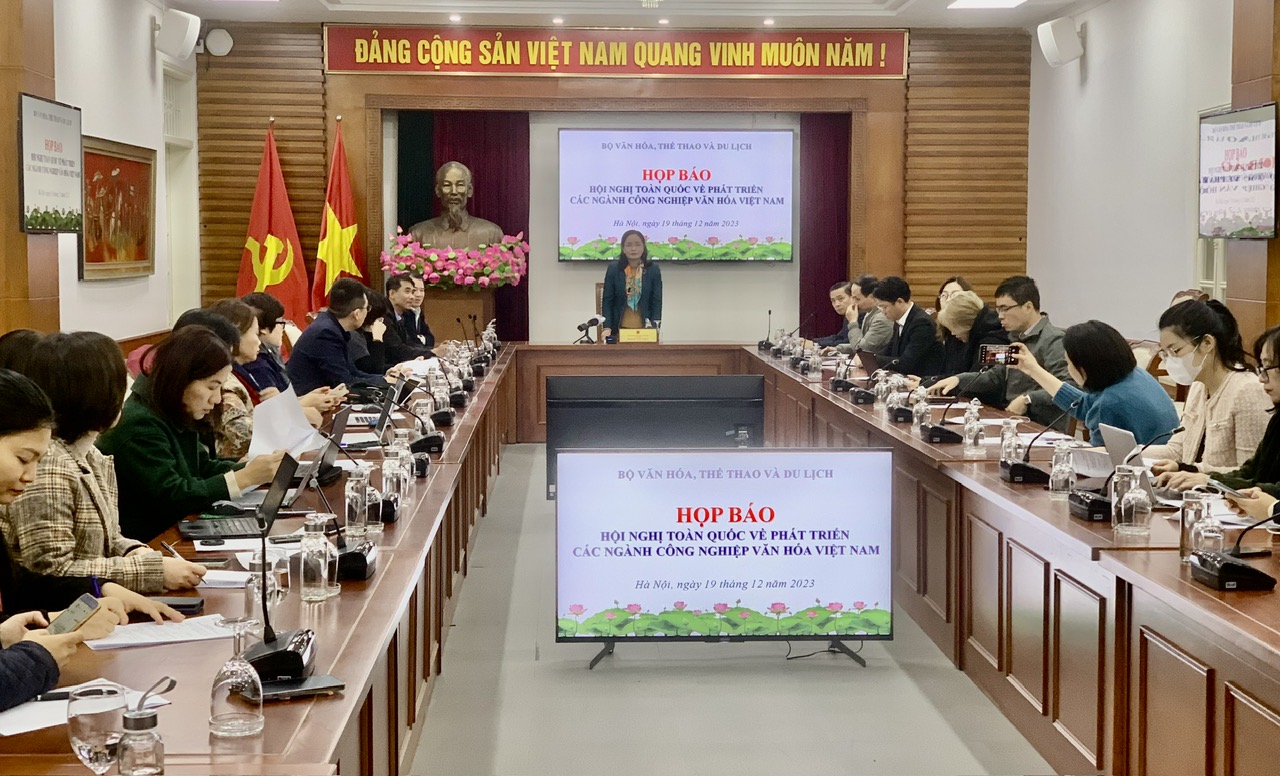 Thứ trưởng Bộ Văn hóa, Thể thao và Du lịch Trịnh Thị Thủy phát biểu tại Họp báo Hội nghị toàn quốc về phát triển các ngành công nghiệp văn hóa Việt Nam