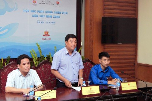Chánh Văn phòng Bộ VHTTDL Nguyễn Thái Bình (giữa) thông tin về chiến dịch bảo vệ môi trường du lịch biển 2018