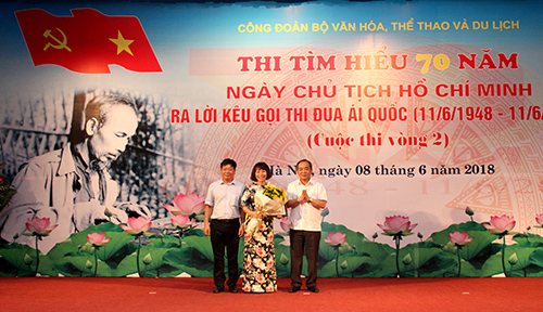 Thứ trưởng Bộ VHTTDL Lê Khánh Hải và Chủ tịch Công đoàn Bộ VHTTDL Nguyễn Tuấn Linh khen thưởng đơn vị đạt giải Nhất cuộc thi viết ở Vòng 1