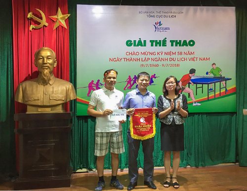 Phó Tổng cục trưởng TCDL Nguyễn Thị Thanh Hương trao giải Nhất đôi nam môn Bóng bàn cho đội Vụ Thị trường Du lịch.
