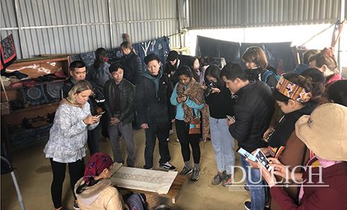 Đoàn tham quan một cơ sở dệt vải truyền thống tại Mai Châu, Hòa Bình