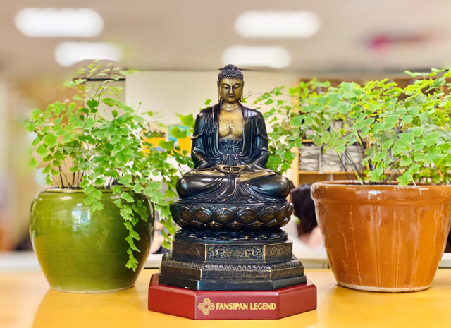 10 du khách đầu tiên tham gia lễ cầu an tại đỉnh Fansipan mỗi ngày sẽ được tặng một Đại tượng Phật A Di Đà lưu niệm bằng đồng, được trì chú bởi các cao tăng