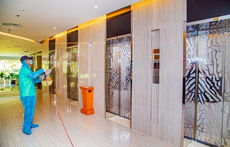 Khách sạn ở Nha Trang khử trùng phòng chống virus corona. Ảnh: An Phước.
