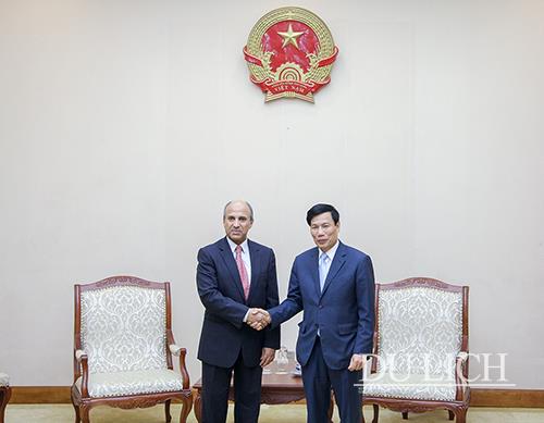 Bộ trưởng Bộ VHTTDL Nguyễn Ngọc Thiện (phải) làm việc với Đại sứ Vương quốc Saudi Arabia tại Việt Nam, Ngài Saud F.M. Al Suwelim.