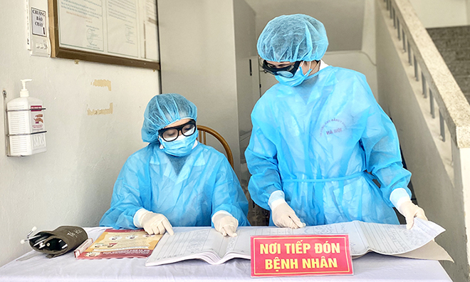 Nhân viên y tế tại khu cách ly tập trung bệnh viện đa khoa Hà Đông. Ảnh: Thùy An