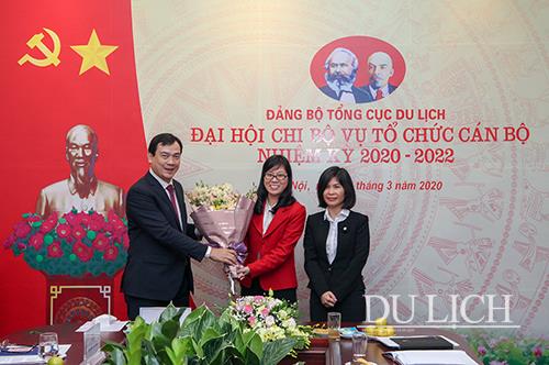 Bí thư Đảng ủy, Tổng cục trưởng TCDL Nguyễn Trùng Khánh tặng hoa chúc mừng Cấp ủy mới nhiệm kỳ 2020 - 2022