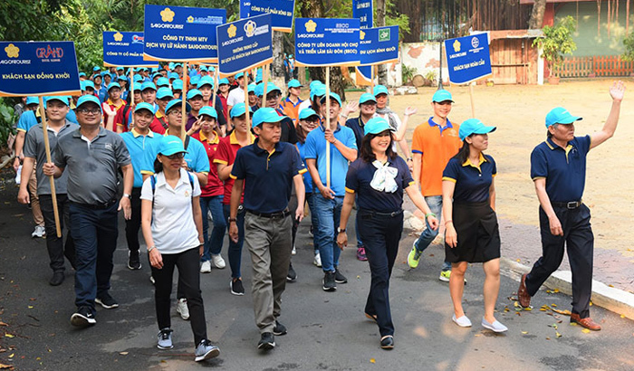 Các nhân viên Saigontourist tham gia một hoạt động do đơn vị này tổ chức.
