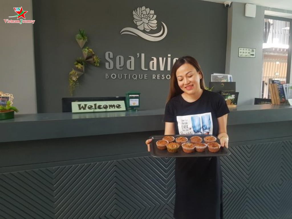 Chị Phạm Thị Hải Nguyên, Chủ resort Sea'Lavie Hội An làm bánh nướng đãi khách 