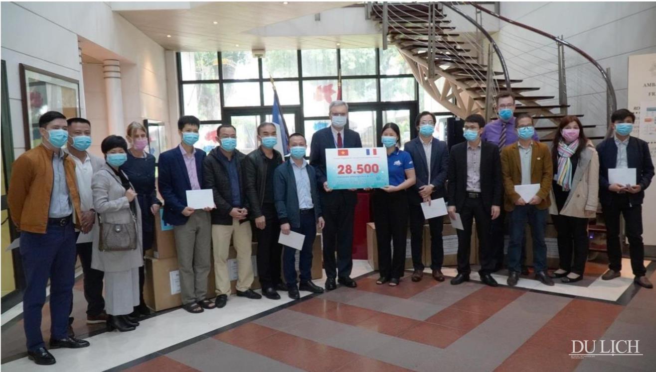 Các doanh nghiệp du lịch trao khẩu trang cho Đại sứ quán Pháp tại Hà Nội