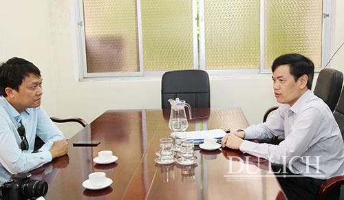 Giám đốc Sở VHTTDL Cao Bằng Sầm Việt An (phải) trả lời phỏng vấn Tạp chí Du lịch (ảnh: Việt Hùng)