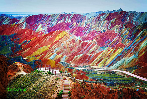 Khám phá những ngọn núi đá 7 màu đẹp như bích họa tại công viên địa chất Đan Hạ