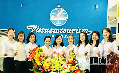 Bà Dương Thị Công Lý (thứ 3 từ trái sang) và tập thể Chi nhánh Huế - Công ty CPDLVN-HN 