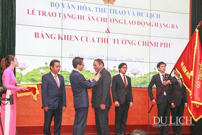 Thừa ủy quyền của Chủ tịch nước, Phó Thủ tướng Vũ Đức Đam trao tặng Huân chương Lao động Hạng 3 cho Bộ trưởng Bộ VHTTDL Nguyễn Văn Hùng