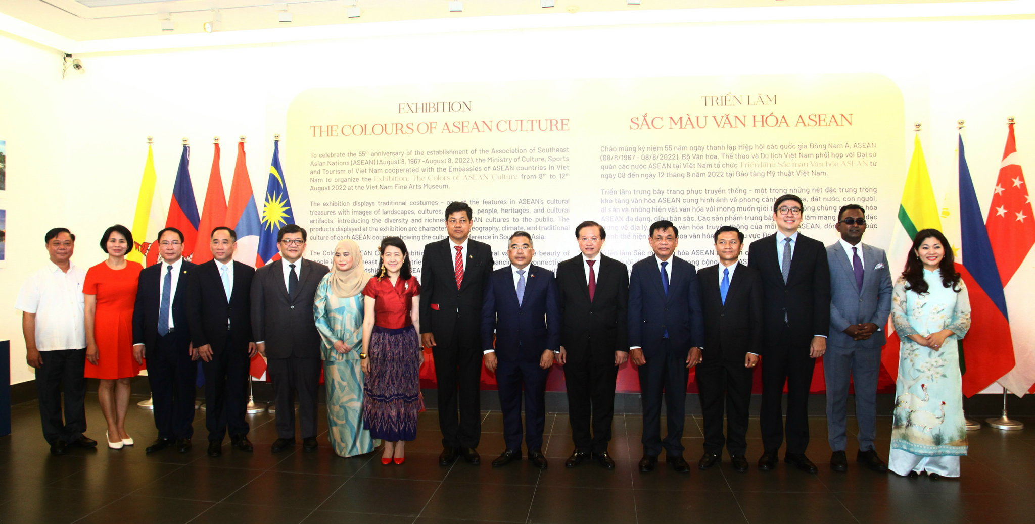 Đại diện Bộ VHTTDL, đại sứ quán các nước ASEAN tại Việt Nam chụp ảnh thể hiện tình đoàn kết ASEAN