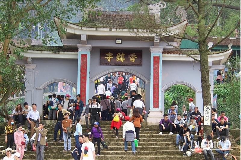 Du khách tham quan chùa Hương Tích, Hà Tĩnh