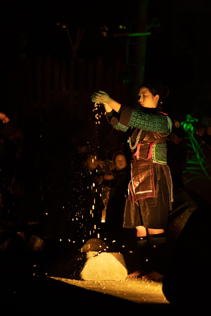 Tái hiện nghi thức xin nước đầu năm của người Mông, mong cho một năm mới mùa màng thuận lợi, làm ăn phát đạt