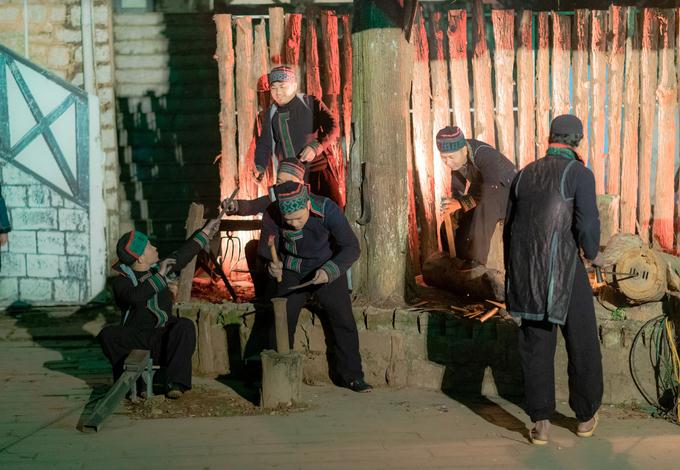 Tái hiện nghề thủ công truyền thống của người Mông, trong màn "Lò rèn"