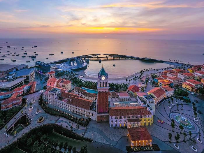 Thị trấn Hoàng Hôn là sự kết hợp hoàn hảo giữa vẻ đẹp của thị trấn Địa Trung Hải nước Ý và “tâm hồn” quyến rũ của vùng biển nhiệt đới Việt Nam.
