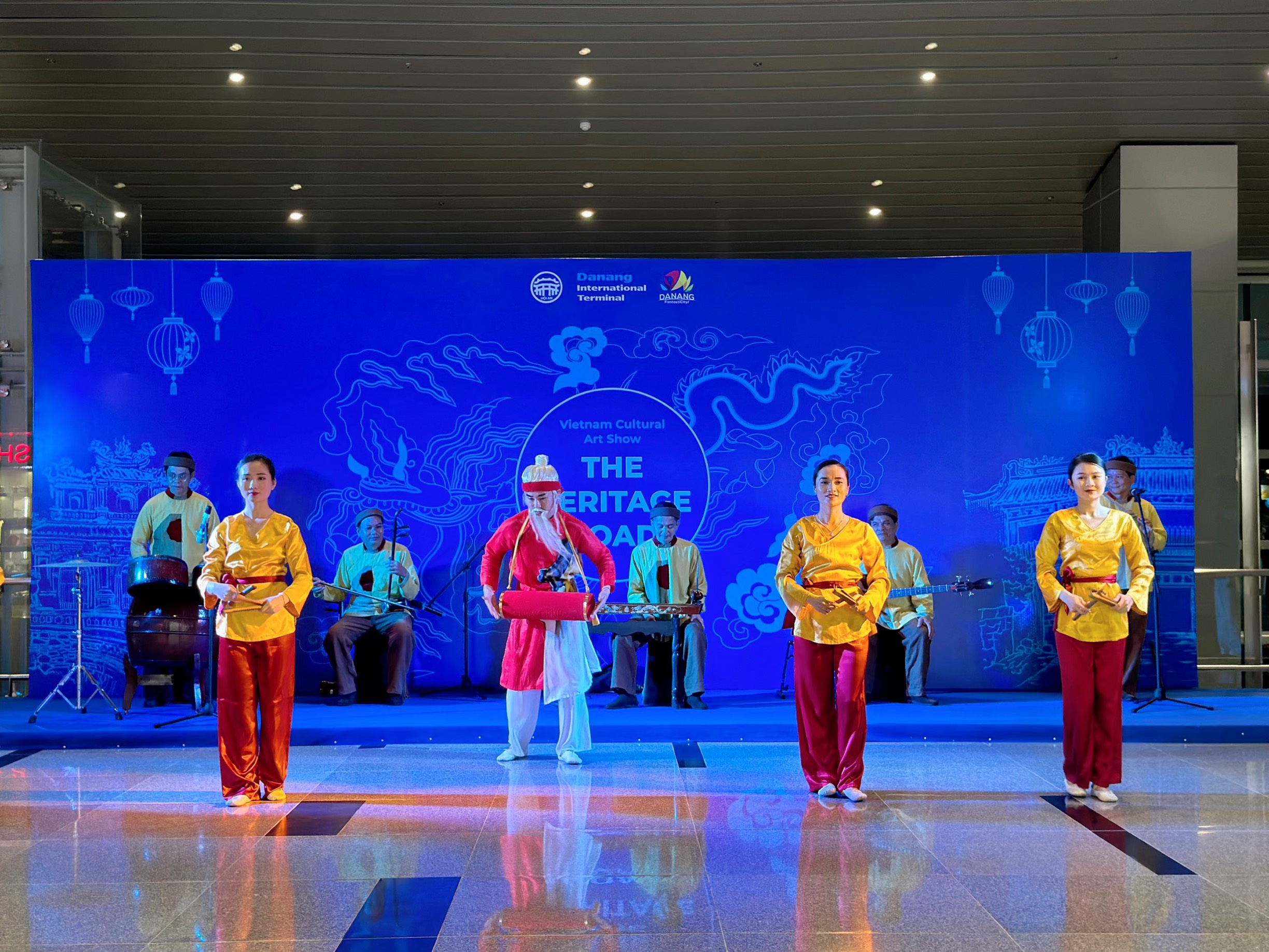 Các nghệ sĩ, diễn viên Nhà biểu diễn nghệ thuật cổ truyền Hội An (thành phố Hội An) biểu diễn phục vụ du khách tại Nhà ga Quốc tế Đà Nẵng tối ngày 17/3. Ảnh: BTC