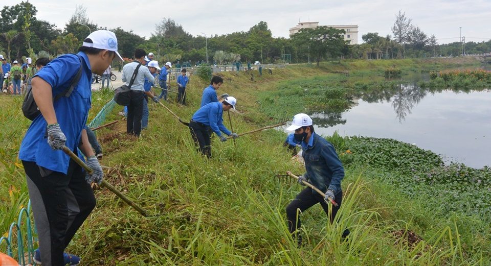 Đoàn viên, thanh niên tham gia dọn vệ sinh tại kênh Khuê Trung