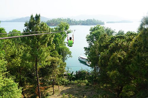 Trải nghiệm đu zipline qua hồ Phú Ninh