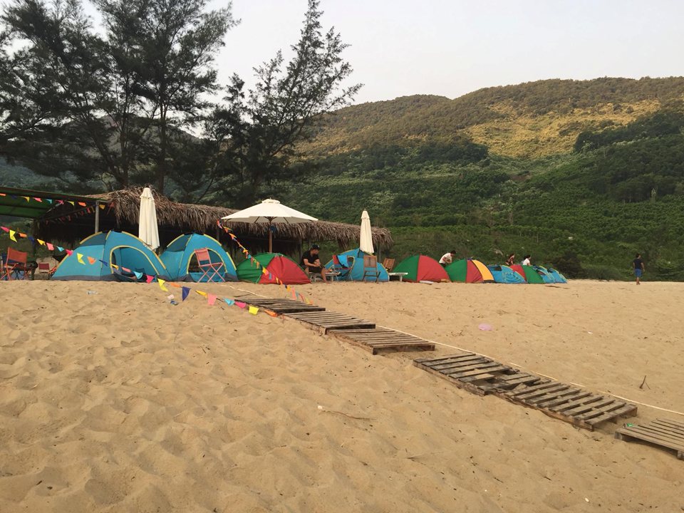 Cắm trại trên bãi biển. Ảnh: Internet