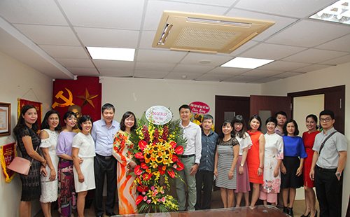 Phó Tổng cục trưởng TCDL Nguyễn Thị Thanh Hương cùng đoàn TCDL chúc mừng Tạp chí Du lịch
