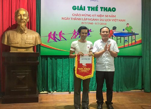 Phó Tổng cục trưởng TCDL Ngô Hoài Chung trao giải Nhất đơn nam môn Bóng bàn cho đội Báo Du lịch