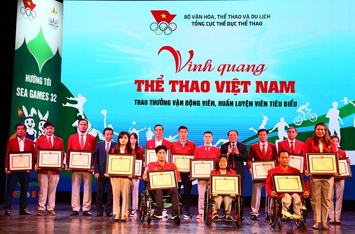 Bộ trưởng Nguyễn Văn Hùng, Thứ trưởng Hoàng Đạo Cương trao tặng Bằng khen của Bộ VHTTDL cho các HLV, VĐV tiêu biểu toàn quốc 2022.
