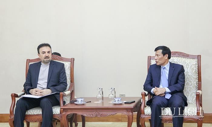 Bộ trưởng Nguyễn Ngọc Thiện (phải) tiếp Đại sứ Saleh Adibi