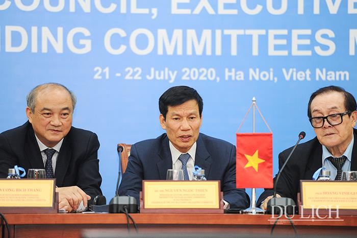Bộ trưởng Bộ VHTTDL Nguyễn Ngọc Thiện (giữa) chủ trì phiên họp