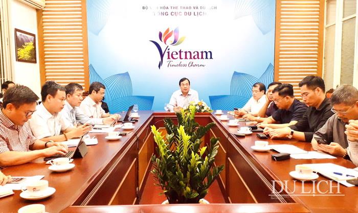 Tổng cục trưởng Nguyễn Trùng Khánh nghe Tập đoàn công nghệ VietSens báo cáo tình hình hoàn thiện app Du lịch Việt Nam an toàn