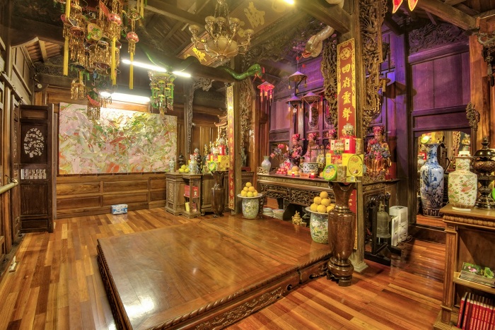 Khu vực nội điện chùa Vạn Niên, nơi bạn sẽ cảm nhận được rõ rệt mùi thơm từ gỗ và hương, cùng không khí mát lạnh, trong lành.
