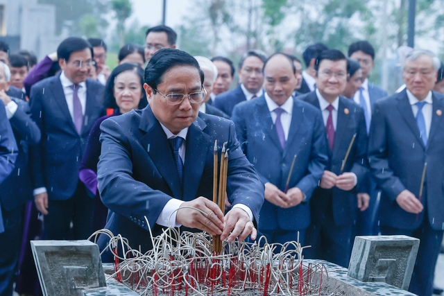 Thủ tướng Chính phủ Phạm Minh Chính cùng các đồng chí lãnh đạo, nguyên lãnh đạo Đảng, Nhà dâng hương Đền thờ các Anh hùng liệt sĩ tại chiến trường Điện Biên Phủ