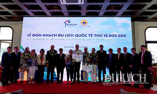 BTC trao hoa, tặng quà và kỷ niệm chương của ngành Du lịch Việt Nam cho các vị khách 